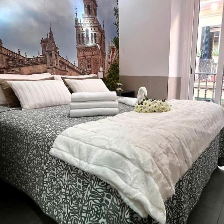 Hostal Paco'S Sewilla Zewnętrze zdjęcie A bed with a duvet