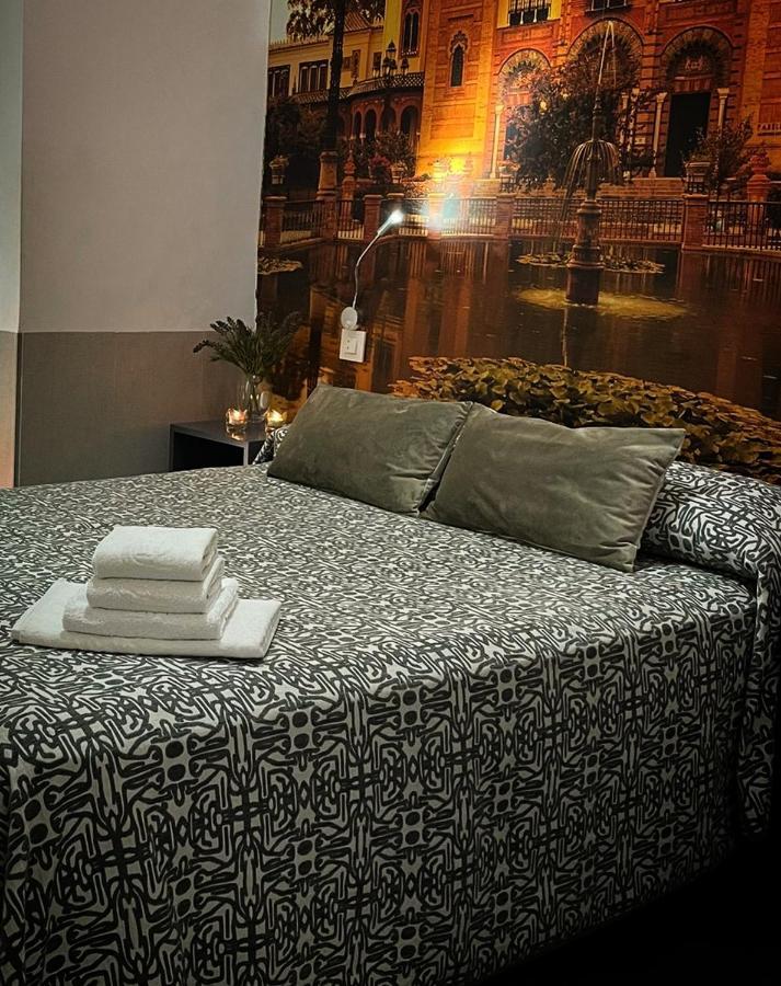 Hostal Paco'S Sewilla Zewnętrze zdjęcie A bed with a duvet
