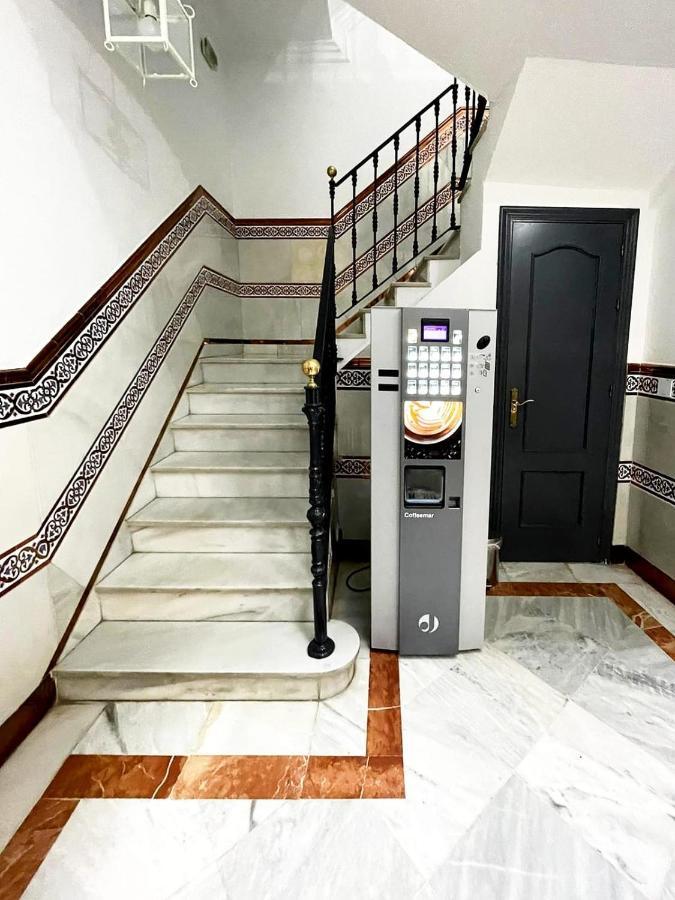 Hostal Paco'S Sewilla Zewnętrze zdjęcie A coffee vending machine