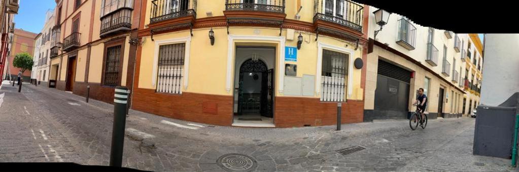 Hostal Paco'S Sewilla Zewnętrze zdjęcie The house of the Duke of Medinaceli in Madrid, where he lived from 1905 to 1910.