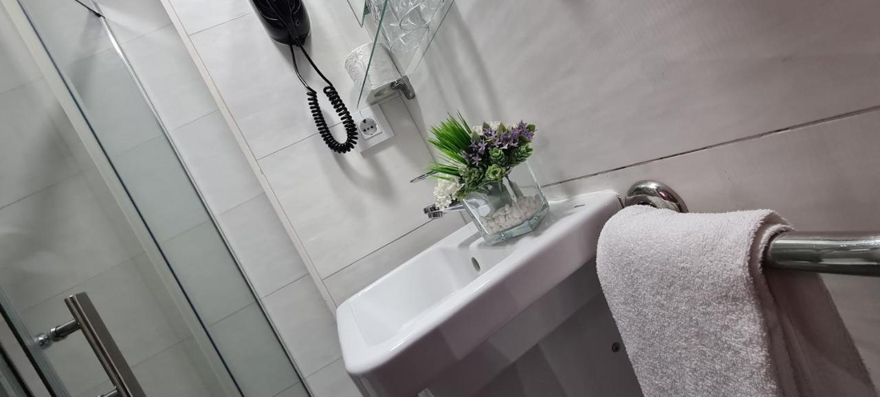 Hostal Paco'S Sewilla Zewnętrze zdjęcie A wall mounted sink