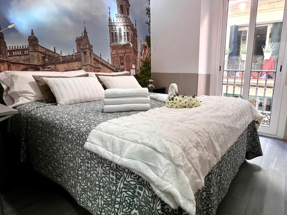 Hostal Paco'S Sewilla Zewnętrze zdjęcie A bed with a duvet
