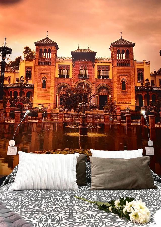 Hostal Paco'S Sewilla Zewnętrze zdjęcie The hotel's rooms are decorated with murals of the Alhambra.