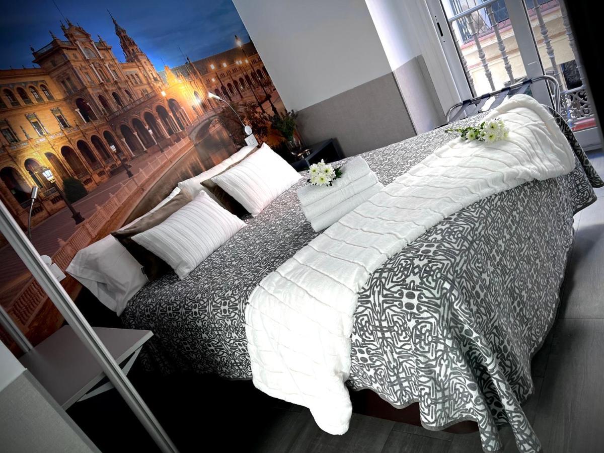 Hostal Paco'S Sewilla Zewnętrze zdjęcie A bed with a mattress