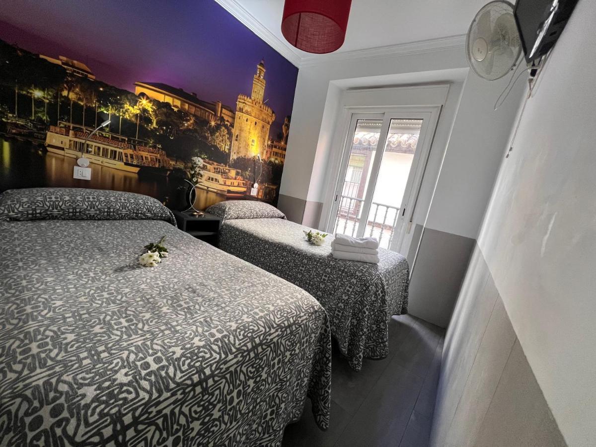 Hostal Paco'S Sewilla Zewnętrze zdjęcie A room at the hotel