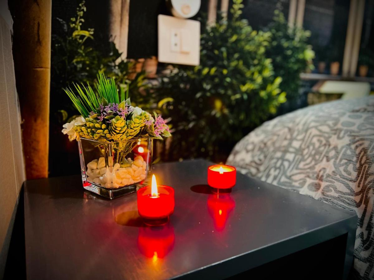 Hostal Paco'S Sewilla Zewnętrze zdjęcie A nightstand with a flower vase and two candles