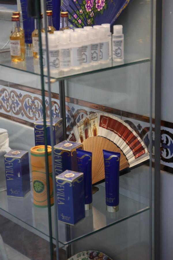 Hostal Paco'S Sewilla Zewnętrze zdjęcie A collection of Estee Lauder products