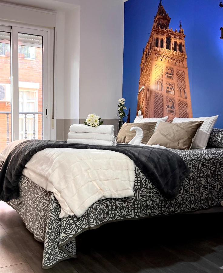 Hostal Paco'S Sewilla Zewnętrze zdjęcie A bed with a duvet