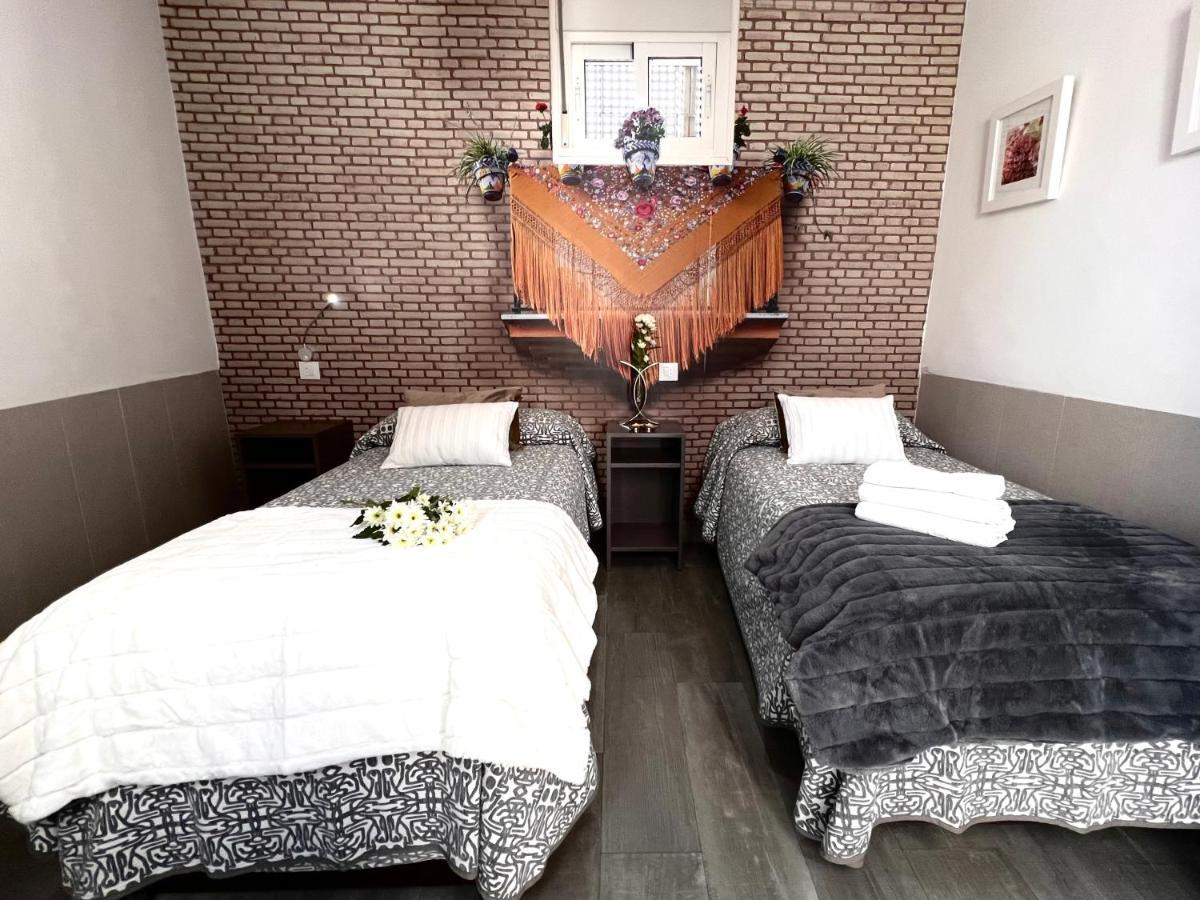 Hostal Paco'S Sewilla Zewnętrze zdjęcie A room at the hotel