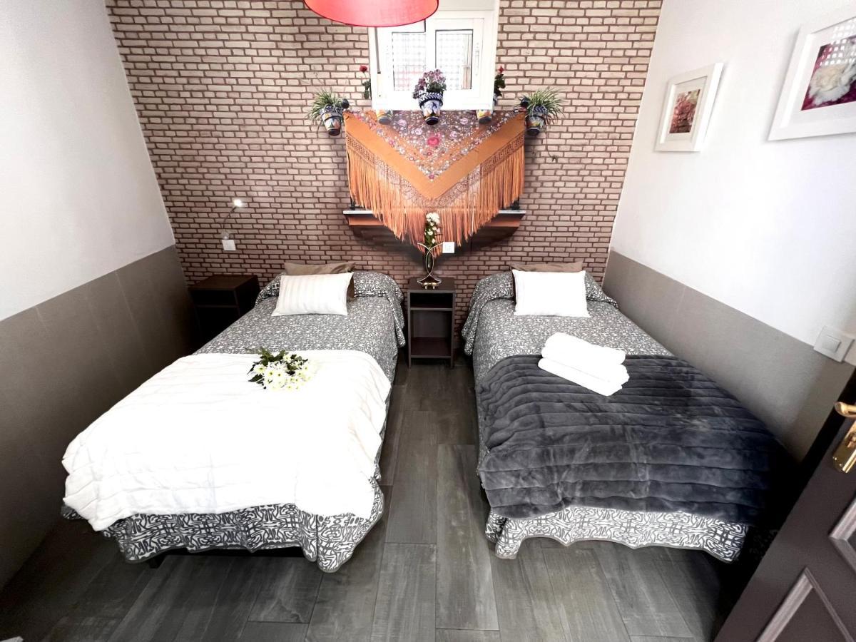 Hostal Paco'S Sewilla Zewnętrze zdjęcie A room at a love hotel in Tokyo