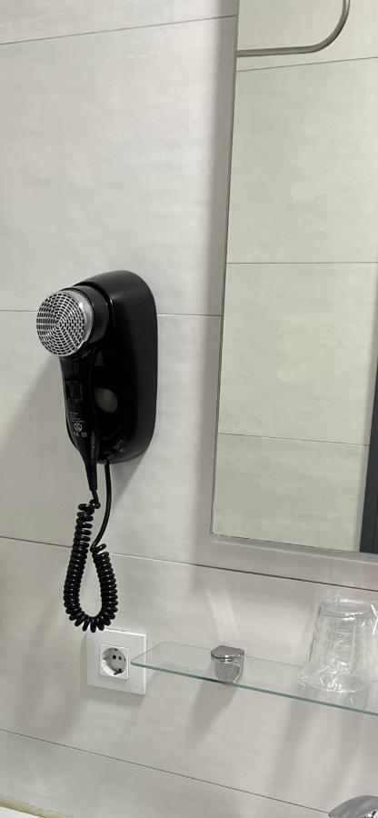 Hostal Paco'S Sewilla Zewnętrze zdjęcie A wall-mounted hair dryer