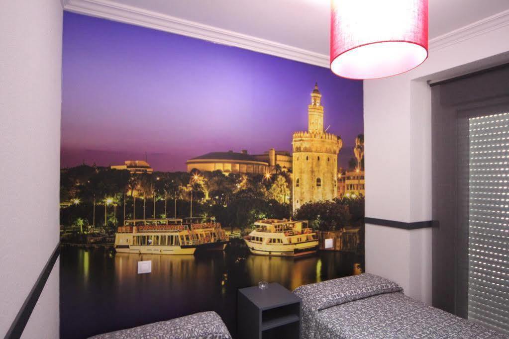 Hostal Paco'S Sewilla Zewnętrze zdjęcie A wall mural in a hotel room